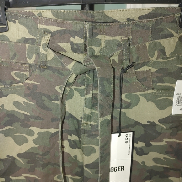 Almost Famous Camouflage Jogger Pants Size Medium - Picture 2 of 7